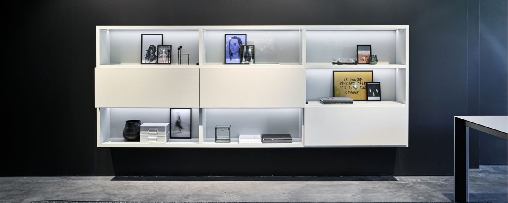 Kettnaker Vita wandmeubels _0005_VITA_21_014_01_Showroom_VITA_Haengeregal_Lack_weiß_Officeklappe_Barklappe